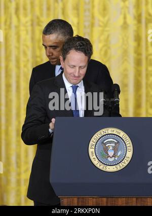 Bildnummer: 59024659 Datum: 10.01.2013 Copyright: imago/Xinhua (130110) -- WASHINGTON D.C., 10 gennaio 2013 (Xinhua) -- il presidente degli Stati Uniti Barack Obama (L) e il segretario al Tesoro Timothy Geithner partecipano a una cerimonia di nomina nella stanza orientale della Casa Bianca a Washington D.C., capitale degli Stati Uniti, 10 gennaio 2013. Giovedì il presidente degli Stati Uniti Barack Obama ha scelto il Capo di Stato maggiore della Casa Bianca Jacob Lew come prossimo Segretario al Tesoro succedendo a Timothy Geithner, un grande passo per plasmare il suo team economico. (Xinhua/Zhang Jun) US-WASHINGTON-TREASURY SECRETARY-NOMINATION PUBLICATIONxNOTxINxCHN Politik Foto Stock