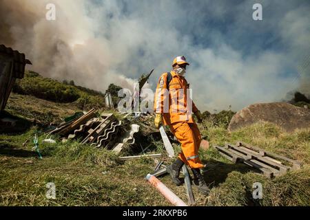 Bildnummer: 59040893 Datum: 11.01.2013 Copyright: imago/Xinhua Un membro della difesa civile cerca di estinguere un incendio boschivo a Cota, alla periferia di Bogotà, Colombia, l'11 gennaio 2013. Secondo la stampa locale, quattro acri sono stati consumati dall'incendio e circa 30 famiglie sono state evacuate. (Xinhua/Jhon Paz) (mp) (sp) BOGOTA-COTA-FIRE PUBLICATIONxNOTxINxCHN Gesellschaft Brand Feuer Waldbrand x0x xds 2013 quer premiumd 59040893 Data 11 01 2013 Copyright Imago XINHUA un membro della difesa civile cerca di estinguere un incendio boschivo a Cota NELLA periferia di Bogotà in Colombia L'11 gennaio 2013 Foto Stock