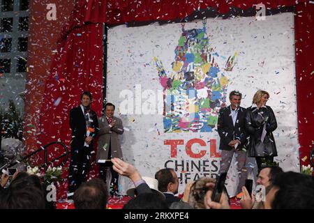 Bildnummer: 59046518 Datum: 11.01.2013 Copyright: imago/Xinhua LOS ANGELES, 11 gennaio 2013 - Confetti esplode durante una cerimonia al Grauman's Chinese Theatre di Hollywood, Los Angeles, Stati Uniti, l'11 gennaio 2013. Il rinomato Grauman's Chinese Theatre di Hollywood, Los Angeles, è stato rinominato TCL Chinese Theatre il venerdì, dopo che TCL Corporation, una delle maggiori società di elettronica cinesi, ha acquistato i diritti di denominazione per 10 anni. (Xinhua/Xue Ying) US-LOS ANGELES-TCL-CHINESE THEATER PUBLICATIONxNOTxINxCHN Kultur Kunst Theater Umbenennung x0x xds 2013 quer 59046518 Data 11 01 2013 Copyright Foto Stock