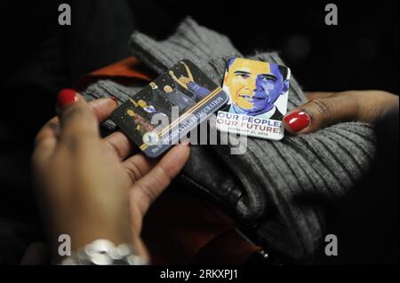 Bildnummer: 59040952  Datum: 11.01.2013  Copyright: imago/Xinhua A customer selects commemorative buttons at the Presidential Inaugural Committee s store in Washington, capital of the United States, Jan. 11, 2013. Reelected U.S. President Barack Obama will take the oath of office for a second term later this month. Three days of events, from Jan. 19 to Jan. 21 will be organized by the Presidential Inaugural Committee in celebration. (Xinhua/Wang Yi ou) U.S.-WASHINGTON-PRESIDENT INAUGURATION-SOUVENIR-SALE PUBLICATIONxNOTxINxCHN Politik Fanartikel Devotionalien Merchandise Vermarktung USA x2x xd Stock Photo