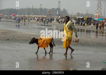 Bildnummer: 59074829  Datum: 13.01.2013  Copyright: imago/Xinhua (130113) -- CALCUTTA, Jan. 13, 2013 (Xinhua) -- A Hindu pilgrim walks on the beach of Sagar Island, some 150 km south of Calcutta, capital of eastern Indian state West Bengal, Jan. 13, 2013. A large number of Hindu pilgrims converged for the Gangasagar Fair on the occasion of Makar Sankranti, a holy day of the Hindu calendar during which taking a dip in the ocean at the confluence of the River Ganges and the Bay of Bengal is considered to be of great religious significance. (Xinhua/Tumpa Mondal) INDIA-CALCUTTA-MAKAR SANKRANTI PUB Stock Photo