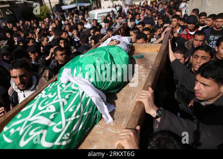 Bildnummer: 59082915  Datum: 15.01.2013  Copyright: imago/Xinhua (130115) -- GAZA, Jan. 15, 2013 (Xinhua) -- Palestinians carry the body of Mustafa Abu Garad during his funeral in Gaza City on Jan. 15, 2013. Israeli troops shot dead Abu Garad when he was at his farm in northern Gaza Strip town of Beit Lahiya on Monday, hospital officials said. (Xinhua/Wissam Nassar)(rh) MIDEAST-GAZA-FUNERAL PUBLICATIONxNOTxINxCHN Gesellschaft Gedenken Beerdigung Trauer Trauerfeier Nahost Nahostkonflikt Palästina x0x xmb 2013 quer      59082915 Date 15 01 2013 Copyright Imago XINHUA  Gaza Jan 15 2013 XINHUA PAL Stock Photo