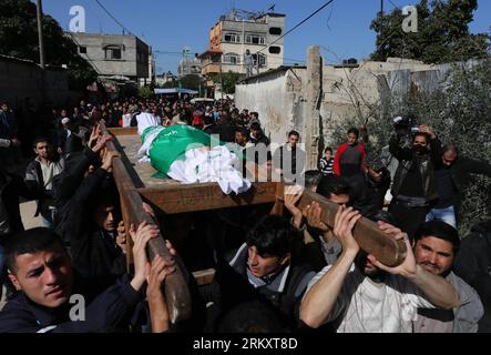 Bildnummer: 59082912  Datum: 15.01.2013  Copyright: imago/Xinhua (130115) -- GAZA, Jan. 15, 2013 (Xinhua) -- Palestinians carry the body of Mustafa Abu Garad during his funeral in Gaza City on Jan. 15, 2013. Israeli troops shot dead Abu Garad when he was at his farm in northern Gaza Strip town of Beit Lahiya on Monday, hospital officials said. (Xinhua/Wissam Nassar)(rh) MIDEAST-GAZA-FUNERAL PUBLICATIONxNOTxINxCHN Gesellschaft Gedenken Beerdigung Trauer Trauerfeier Nahost Nahostkonflikt Palästina x0x xmb 2013 quer      59082912 Date 15 01 2013 Copyright Imago XINHUA  Gaza Jan 15 2013 XINHUA PAL Stock Photo