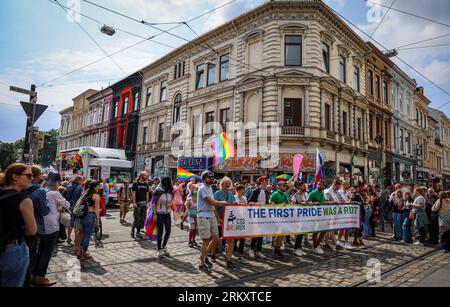 Brema, Germania. 26 agosto 2023. I partecipanti al Christopher Street Day (CSD) camminano attraverso l'incrocio di Sielwall a Brema. La polizia prevedeva da 10.000 a 12.000 persone per la processione di dimostrazione attraverso la città anseatica. Crediti: Focke Strangmann/dpa/Alamy Live News Foto Stock