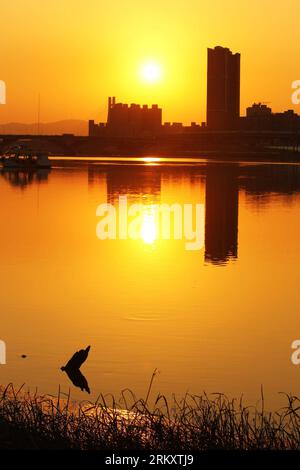 Bildnummer: 59085494 Datum: 15.01.2013 Copyright: imago/Xinhua TAIPEI, 15 gennaio 2013 - foto scattata il 15 gennaio 2013 mostra il tramonto a Dadaocheng a Taipei, nel sud-est della Cina. Dadaocheng, un'area nel distretto di Datong di Taipei, era un importante porto commerciale nel XIX secolo ed è ancora una delle principali attrazioni turistiche storiche e un'area commerciale. (Xinhua/Xing Guangli) (lfj) CINA-TAIPEI-DADAOCHENG-SUNSET (CN) PUBLICATIONxNOTxINxCHN Gesellschaft xas x0x 2013 Hoch Aufmacher Premiumd 59085494 Data 15 01 2013 Copyright Imago XINHUA Taipei 15 gennaio 2013 foto scattata IL 15 gennaio 2013 mostra Suns Foto Stock
