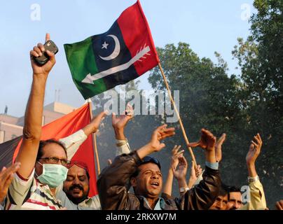 Bildnummer: 59094982  Datum: 16.01.2013  Copyright: imago/Xinhua (130116) -- KARACHI, Jan. 16, 2013 (Xinhua) -- Activists of the ruling Pakistani Peoples Party (PPP) shout slogans during a protest against the Supreme Court decision to arrest Pakistan Prime Minister Raja Pervez Ashraf, in Pakistan s Karachi on Jan. 16, 2013. (Xinhua/Arshad) PAKISTAN-KARACHI-POLITICS-PROTEST PUBLICATIONxNOTxINxCHN Gesellschaft Politik Demo Protest premiumd x0x xac 2013 quer      59094982 Date 16 01 2013 Copyright Imago XINHUA  Karachi Jan 16 2013 XINHUA activists of The ruling Pakistani Peoples Party PPP Shout S Stock Photo