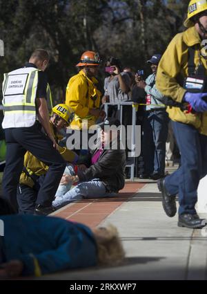 Bildnummer: 59100122 Datum: 17.01.2013 Copyright: imago/Xinhua Firemen tratta un uomo ferito durante un'esercitazione antiterroristica presso i Claremont Colleges nella contea di Los Angeles, 17 gennaio 2013. L'esercitazione di tre giorni durerà fino a venerdì. (Xinhua/Yang lei) US-LOS ANGELES COUNTY-CLAREMONT COLLEGES-DRILL PUBLICATIONxNOTxINxCHN Gesellschaft Übung Antiterror Antiterrorübung Katastrophenschutz Feuerwehr Feuerwehrmann Training x0x xds 2013 hoch premiumd 59100122 Data 17 01 2013 Copyright Imago XINHUA Firemen Treat to Inferito Man during to Anti Terrorist Drill AT Claremont Colleges in Los Angeles County Ja Foto Stock