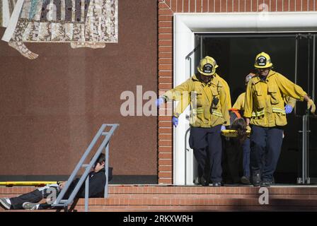 Bildnummer: 59100124 Datum: 17.01.2013 Copyright: imago/Xinhua Firemen evacuare una persona ferita durante un'esercitazione anti-terrorismo presso i Claremont Colleges nella contea di Los Angeles, 17 gennaio 2013. L'esercitazione di tre giorni durerà fino a venerdì. (Xinhua/Yang lei) US-LOS ANGELES COUNTY-CLAREMONT COLLEGES-DRILL PUBLICATIONxNOTxINxCHN Gesellschaft Übung Antiterror Antiterrorübung Katastrophenschutz Feuerwehr Feuerwehrmann Training x0x xds 2013 quer premiumd 59100124 Data 17 01 2013 Copyright Imago XINHUA i pompieri evacuano a persona ferita durante l'esercitazione antiterrorismo PRESSO i college Claremont a Los Angel Foto Stock