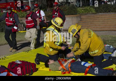 Bildnummer: 59100123  Datum: 17.01.2013  Copyright: imago/Xinhua Firemen treat an injured man during an anti-terrorist drill at Claremont Colleges in Los Angeles County, Jan. 17, 2013. The three-day drill will last until Friday. (Xinhua/Yang Lei) US-LOS ANGELES COUNTY-CLAREMONT COLLEGES-DRILL PUBLICATIONxNOTxINxCHN Gesellschaft Übung Antiterror Antiterrorübung Katastrophenschutz Feuerwehr Feuerwehrmann Training x0x xds 2013 quer premiumd     59100123 Date 17 01 2013 Copyright Imago XINHUA firemen Treat to Injured Man during to Anti Terrorist Drill AT Claremont Colleges in Los Angeles County Ja Stock Photo