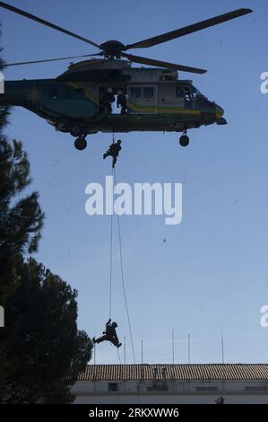 Bildnummer: 59100127  Datum: 17.01.2013  Copyright: imago/Xinhua Special policemen descend from a helicopter during an anti-terrorist drill at Claremont Colleges in Los Angeles County, Jan. 17, 2013. The three-day drill will last until Friday. (Xinhua/Yang Lei) US-LOS ANGELES COUNTY-CLAREMONT COLLEGES-DRILL PUBLICATIONxNOTxINxCHN Gesellschaft Übung Antiterror Antiterrorübung Polizei Training x0x xds 2013 hoch premiumd     59100127 Date 17 01 2013 Copyright Imago XINHUA Special Policemen Descend from a Helicopter during to Anti Terrorist Drill AT Claremont Colleges in Los Angeles County Jan 17 Stock Photo