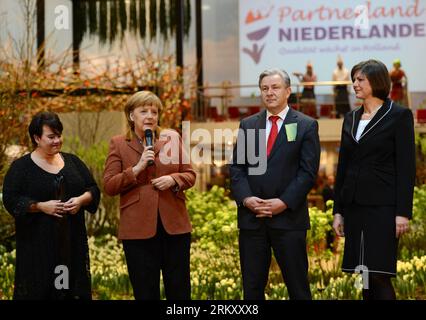 Bildnummer: 59103416 Datum: 18.01.2013 Copyright: imago/Xinhua il cancelliere tedesco Angela Merkel (3rd R) tiene un discorso, accompagnato dal sindaco di Berlino Klaus Wowereit (2nd R) e dal ministro tedesco dell'agricoltura Ilse Aigner (1st R) alla cerimonia di apertura della settimana verde internazionale a Berlino, Germania, 18 gennaio 2013. La settimana verde internazionale è la più grande fiera al mondo per l'alimentazione, l'agricoltura e l'orticoltura. Un totale di 1.630 espositori provenienti da 67 paesi e regioni hanno partecipato alla fiera che durerà fino al gennaio 27. (Xinhua/ma Ning) (Ly) GERMANIA-BERLINO-SETTIMANA VERDE PUBLICATIONxNOTxINxCHN Wirt Foto Stock