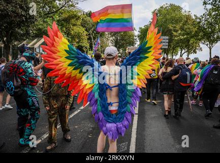 Brema, Germania. 26 agosto 2023. Un partecipante al Christopher Street Day (CSD) indossa ali color arcobaleno. La polizia prevedeva da 10.000 a 12.000 persone per la processione di dimostrazione attraverso la città anseatica. Crediti: Focke Strangmann/dpa/Alamy Live News Foto Stock