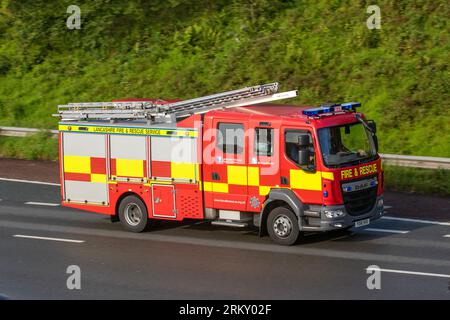 Lancashire Fire & Rescue Service veicolo DAF che viaggia a velocità sostenuta sull'autostrada M6 a Greater Manchester, Regno Unito Foto Stock