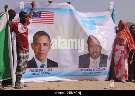 Bildnummer: 59113828 Datum: 21.01.2013 Copyright: imago/Xinhua (130121) -- MOGADISCIO, 21 gennaio 2013 (Xinhua) -- i somali tengono un poster raffigurante il presidente degli Stati Uniti Obama e il presidente somalo Hassan Sheikh Mohamud durante una manifestazione a Mogadiscio, Somalia, il 21 gennaio 2013. Centinaia di persone si sono radunate lunedì per celebrare il riconoscimento da parte dell'amministrazione degli Stati Uniti del governo somalo a seguito di una visita di stato del leader somalo negli Stati Uniti la scorsa settimana.(Xinhua/Faisal Isse) SOMALIA-MOGADISCIO-POLITICA-US-CELEBRATION PUBLICATIONxNOTxINxCHN Politik Demo x2x xmb 2013 quer o0 USA, Anerkennung, 59113828 Foto Stock