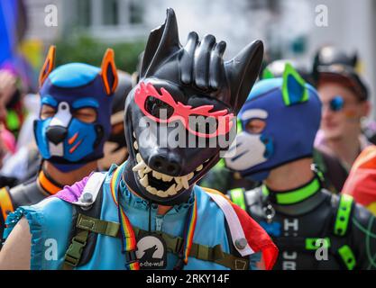 Brema, Germania. 26 agosto 2023. I partecipanti al Christopher Street Day (CSD) indossano maschere per cani a Brema. La polizia prevedeva da 10.000 a 12.000 persone per la processione di dimostrazione attraverso la città anseatica. Crediti: Focke Strangmann/dpa/Alamy Live News Foto Stock