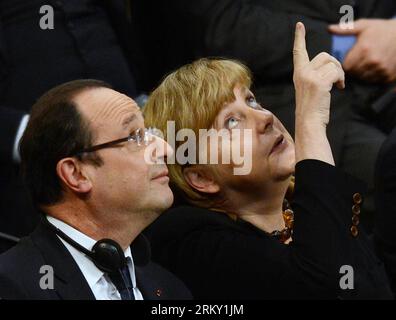 Bildnummer: 59120989  Datum: 22.01.2013  Copyright: imago/Xinhua (130122) -- BERLIN, Jan. 22, 2013 (Xinhua) -- German Chancellor Angela Merkel (R) and visiting French President Francois Hollande attend a joint meeting of the German lower house of parliament, Bundestag and French National Assembly in Berlin, Germany, Jan. 22, 2013. Germany and France kicked off on Tuesday a series of celebrations to mark the 50th anniversary of rapprochement between the two nations. On Jan. 22, 1963, then French President Charles de Gaulle and West German Chancellor Konrad Adenauer penned the landmark Elysee Tr Stock Photo