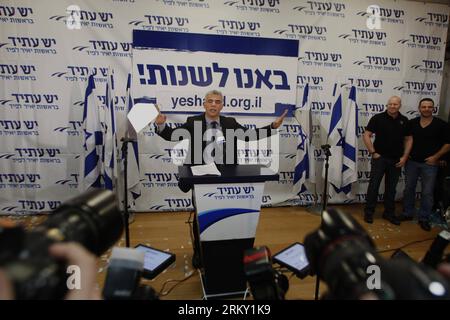 Bildnummer: 59120986  Datum: 22.01.2013  Copyright: imago/Xinhua Yair Lapid, leader of the Yesh Atid (There is a Future) party, gestures in front of supporters at his party s headquarters in Tel Aviv January 23, 2013.Muammar Awad ISRAEL-PARLIAMENTARY ELECTION-YESH ATID PUBLICATIONxNOTxINxCHN People Politik Wahl Wahlen Israel Parlamentswahl Parlamentswahlen Neuwahlen xdp x0x 2013 quer premiumd      59120986 Date 22 01 2013 Copyright Imago XINHUA Yair Lapid Leader of The   There IS a Future Party gestures in Front of Supporters AT His Party S Headquarters in Tel Aviv January 23 2013 Muammar Awad Foto Stock
