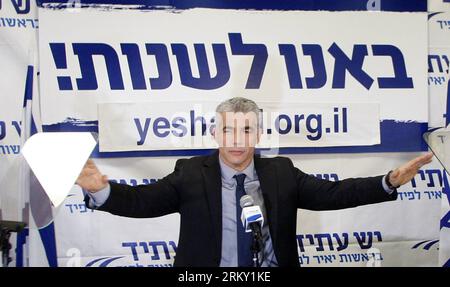 Bildnummer: 59120987  Datum: 22.01.2013  Copyright: imago/Xinhua Yair Lapid, leader of the Yesh Atid (There is a Future) party, gestures in front of supporters at his party s headquarters in Tel Aviv January 23, 2013.Muammar Awad ISRAEL-PARLIAMENTARY ELECTION-YESH ATID PUBLICATIONxNOTxINxCHN People Politik Wahl Wahlen Israel Parlamentswahl Parlamentswahlen Neuwahlen xdp x0x 2013 quer premiumd      59120987 Date 22 01 2013 Copyright Imago XINHUA Yair Lapid Leader of The   There IS a Future Party gestures in Front of Supporters AT His Party S Headquarters in Tel Aviv January 23 2013 Muammar Awad Foto Stock