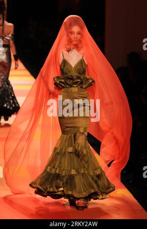 Bildnummer: 59124494  Datum: 23.01.2013  Copyright: imago/Xinhua (130123) -- PARIS, Jan. 23, 2013 (Xinhua) -- A model displays a creation by French designer Jean Paul Gaultier during the Haute Couture Spring-Summer 2013 collection shows in Paris, France, Jan. 23, 2013. (Xinhua/Gao Jing) FRANCE-PARIS-FASHION WEEK-HAUTE COUTURE-JEAN PAUL GAULTIER PUBLICATIONxNOTxINxCHN Kultur Entertainment Mode Modenschau Gaultier x0x xdd 2013 hoch premiumd      59124494 Date 23 01 2013 Copyright Imago XINHUA  Paris Jan 23 2013 XINHUA a Model Displays a Creation by French Designers Jean Paul Gaultier during The Stock Photo