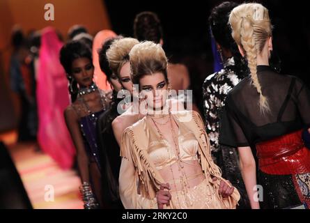 Bildnummer: 59124490  Datum: 23.01.2013  Copyright: imago/Xinhua (130123) -- PARIS, Jan. 23, 2013 (Xinhua) -- Models display creations by French designer Jean Paul Gaultier during the Haute Couture Spring-Summer 2013 collection shows in Paris, France, Jan. 23, 2013. (Xinhua/Gao Jing) FRANCE-PARIS-FASHION WEEK-HAUTE COUTURE-JEAN PAUL GAULTIER PUBLICATIONxNOTxINxCHN Kultur Entertainment Mode Modenschau Gaultier x0x xdd 2013 quer      59124490 Date 23 01 2013 Copyright Imago XINHUA  Paris Jan 23 2013 XINHUA Models Display Creations by French Designers Jean Paul Gaultier during The Haute Couture S Stock Photo