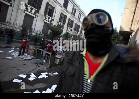 Bildnummer: 59138334 Datum: 26.01.2013 Copyright: imago/Xinhua (130126) -- CAIRO, 26 gennaio 2013 (Xinhua) -- manifestanti e tifosi di calcio si scontrano con la polizia antisommossa vicino al ministero degli interni dopo aver tentato di attaccarlo dopo che la Corte penale di Port Said ha ordinato la condanna a morte a 21 imputati sulla sommossa di Port Said, che ha ucciso più di 70 persone lo scorso febbraio, al Cairo, capitale dell'Egitto, il 26 gennaio 2013. Sono scoppiati scontri in tutto il Cairo, mentre almeno 25 sono stati uccisi e più di 250 altri feriti negli scontri scoppiati sabato fuori da una prigione egiziana a Port Said tra le forze di sicurezza Foto Stock