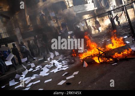 Bildnummer: 59138340 Datum: 26.01.2013 Copyright: imago/Xinhua (130126) -- CAIRO, 26 gennaio 2013 (Xinhua) -- manifestanti e tifosi di calcio si scontrano con la polizia antisommossa vicino al ministero degli interni dopo aver tentato di attaccarlo dopo che la Corte penale di Port Said ha ordinato la condanna a morte a 21 imputati sulla sommossa di Port Said, che ha ucciso più di 70 persone lo scorso febbraio, al Cairo, capitale dell'Egitto, il 26 gennaio 2013. Sono scoppiati scontri in tutto il Cairo, mentre almeno 25 sono stati uccisi e più di 250 altri feriti negli scontri scoppiati sabato fuori da una prigione egiziana a Port Said tra le forze di sicurezza Foto Stock
