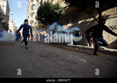 Bildnummer: 59138335  Datum: 26.01.2013  Copyright: imago/Xinhua (130126) -- CAIRO, Jan. 26, 2013 (Xinhua) -- Protesters and football fans clash with riot police near the ministry of interior after trying to attack it after the Port Said Criminal Court ordered death sentence to 21 defendants over the Port Said riot, which killed more than 70 in last February, in Cairo, capital of Egypt, on Jan. 26, 2013. Clashes erupted all over Cairo whilst at least 25 were killed and more than 250 others injured in clashes that erupted Saturday outside an Egyptian prison in Port Said between security forces Foto Stock