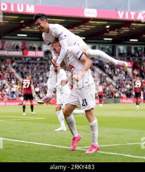 Dejan Kulusevski del Tottenham Hotspur festeggia il secondo gol della squadra con il compagno di squadra Son Heung-min durante la partita di Premier League al Vitality Stadium di Bournemouth. Data foto: Sabato 26 agosto 2023. Foto Stock