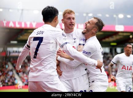 Dejan Kulusevski del Tottenham Hotspur celebra il secondo gol della squadra con i compagni di squadra Son Heung-min e James Maddison durante la partita di Premier League al Vitality Stadium di Bournemouth. Data foto: Sabato 26 agosto 2023. Foto Stock