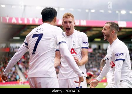 Dejan Kulusevski del Tottenham Hotspur celebra il secondo gol della squadra con i compagni di squadra Son Heung-min e James Maddison durante la partita di Premier League al Vitality Stadium di Bournemouth. Data foto: Sabato 26 agosto 2023. Foto Stock