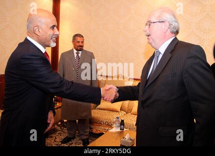 Bildnummer: 59149588 Datum: 30.01.2013 Copyright: imago/Xinhua (130130) -- TRIPOLI, 30 gennaio 2013 (Xinhua) -- il capo del Congresso Nazionale generale della Libia (GNC) Mohamed al-Mugarif (L) stringe la mano a Christophe de Margerie (R), Chief Executive Officer di Total a Tripoli, Libia, il 29 gennaio 2013. (Xinhua/Hamza Turkia) LIBIA-TRIPOLI-MEETING PUBLICATIONxNOTxINxCHN Politik People premiumd x0x xac 2013 quer 59149588 Data 30 01 2013 Copyright Imago XINHUA Tripoli Jan 30 2013 XINHUA il capo del Congresso Nazionale generale della Libia GNC Mohamed al l Shakes Hands with Christophe de Marg Erie r Foto Stock