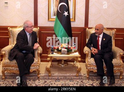 Bildnummer: 59149587 Datum: 30.01.2013 Copyright: imago/Xinhua (130130) -- TRIPOLI, 30 gennaio 2013 (Xinhua) -- il capo del Congresso Nazionale generale della Libia (GNC) Mohamed al-Mugarif (R) stringe la mano a Christophe de Margerie, Chief Executive Officer di Total a Tripoli, Libia, il 29 gennaio 2013. (Xinhua/Hamza Turkia) LIBIA-TRIPOLI-MEETING PUBLICATIONxNOTxINxCHN Politik People premiumd x0x xac 2013 quer 59149587 Data 30 01 2013 Copyright Imago XINHUA Tripoli Jan 30 2013 XINHUA il capo del Congresso Nazionale generale della Libia GNC Mohamed al r Shakes Hands with Christophe de Marg Erie Chief Foto Stock