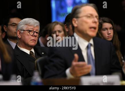 Numero di file: 59153462 riferimento: 30.01.2013 Copyright: imago/Xinhua WASHINTON D.C., 30 gennaio 2013 - il presidente della National Rifle Association (NRA) David Keene (L) si siede indietro mentre il vicepresidente dell'NRA Wayne LaPierre (2ndR) risponde alle domande durante l'udienza per un comitato giudiziario del Senato sul controllo delle armi su Capitol Hill a Washington D.C., Stati Uniti, 30 gennaio 2013. (Xinhua/Fang Zhe) US-WASHINGTON-GUN CONTROL-HEARING PUBLICATIONxNOTxINxCHN Politik People Anhörung Waffenrecht Waffengesetze premiumd x0x xmb 2013 quer 59153462 Data 30 01 2013 Copyright Imago XINHUA Washinton D C Jan 30 20 Foto Stock