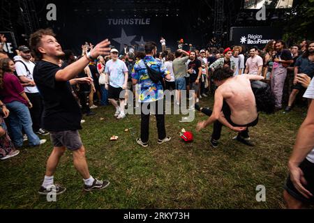 Parigi, Francia. 25 agosto 2023. La gente partecipa al festival musicale Rock en Seine di Parigi. Il secondo giorno della 20a edizione del festival musicale francese Rock en Seine è stato presentato dal placebo britannico, al Domaine National de Saint-Cloud. (Foto di Telmo Pinto/SOPA Images/Sipa USA) credito: SIPA USA/Alamy Live News Foto Stock