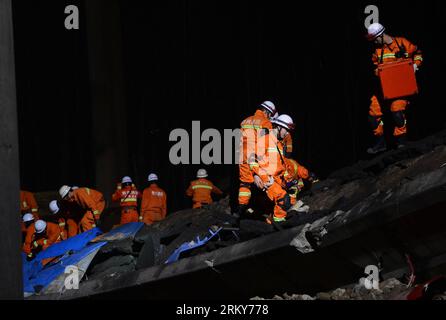 Bildnummer: 59159576  Datum: 01.02.2013  Copyright: imago/Xinhua (130201) -- SANMENXIA, Feb. 1, 2013 (Xinhua) -- Rescuers work at the locale of an expressway viaduct collapse incident caused by an explosion involving a truck carrying fireworks, in Mianchi County of Sanmenxia City in central China s Henan Province, Feb. 1, 2013. The death toll from the expressway viaduct collapse accident rose to nine, leaving other thirteen injured. Search and rescue works are in progress. (Xinhua/Zhao Peng) (xzj) CHINA-HENAN-SANMENXIA-EXPRESSWAY VIADUCT COLLAPSE-RESCUE (CN) PUBLICATIONxNOTxINxCHN Gesellschaft Stock Photo