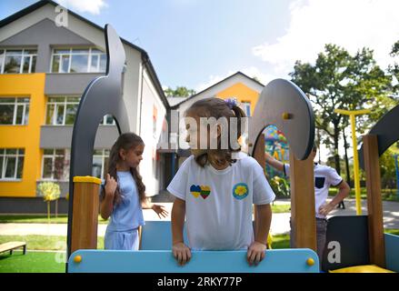 Non esclusiva: IRPIN, UCRAINA - 24 AGOSTO 2023 - i bambini esplorano un parco giochi durante l'apertura dell'asilo di Ruta ricostruito con i fondi di li Foto Stock