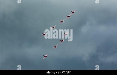 Le frecce rosse arrivano ad Hawarden prima che vengano esposte al Rhyl Air Show del 2023. Foto Stock