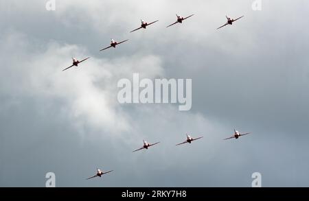 Le frecce rosse arrivano ad Hawarden prima che vengano esposte al Rhyl Air Show del 2023. Foto Stock