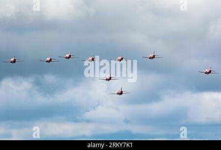 Le frecce rosse arrivano ad Hawarden prima che vengano esposte al Rhyl Air Show del 2023. Foto Stock