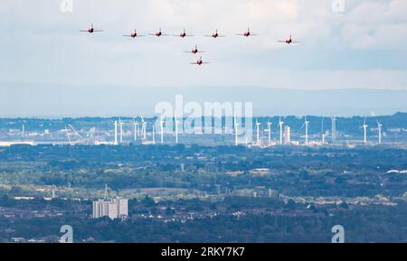 Le frecce rosse arrivano ad Hawarden prima che vengano esposte al Rhyl Air Show del 2023. Foto Stock