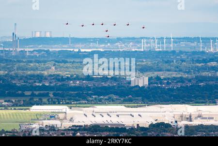 Le frecce rosse arrivano ad Hawarden prima che vengano esposte al Rhyl Air Show del 2023. Foto Stock