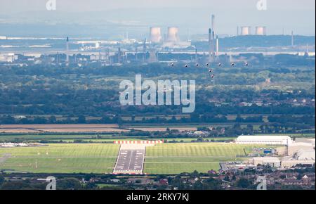 Le frecce rosse arrivano ad Hawarden prima che vengano esposte al Rhyl Air Show del 2023. Foto Stock