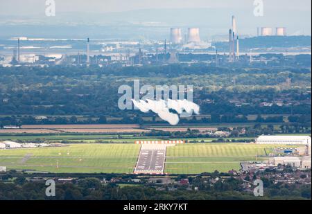 Le frecce rosse arrivano ad Hawarden prima che vengano esposte al Rhyl Air Show del 2023. Foto Stock