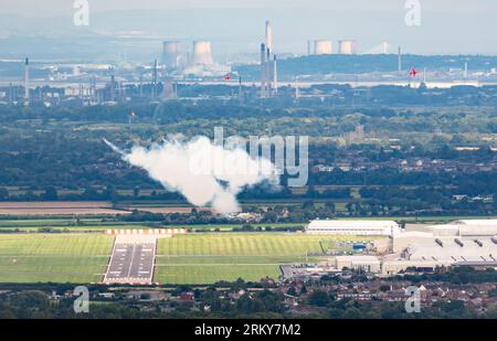 Le frecce rosse arrivano ad Hawarden prima che vengano esposte al Rhyl Air Show del 2023. Foto Stock