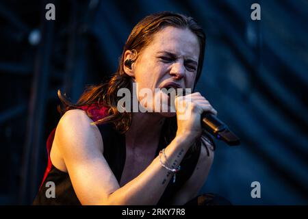 Parigi, Francia. 25 agosto 2023. Héloise Adélaide Letissier, nota come Christine and the Queens, si esibisce sul palco durante il concerto dal vivo. Il secondo giorno della 20a edizione del festival musicale francese Rock en Seine è stato presentato dal placebo britannico, al Domaine National de Saint-Cloud. (Foto di Telmo Pinto/SOPA Images/Sipa USA) credito: SIPA USA/Alamy Live News Foto Stock