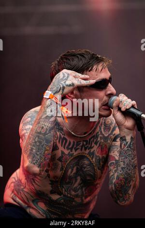 Parigi, Francia. 25 agosto 2023. Sebastian Murphy dei Viagra Boys si esibisce sul palco durante il concerto dal vivo. Il secondo giorno della 20a edizione del festival musicale francese Rock en Seine è stato presentato dal placebo britannico, al Domaine National de Saint-Cloud. Credito: SOPA Images Limited/Alamy Live News Foto Stock