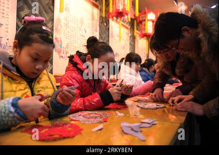 Bildnummer: 59165021  Datum: 03.02.2013  Copyright: imago/Xinhua (130203) -- SHIJIAZHUANG, Feb. 3, 2013 (Xinhua) -- Citizens learn to paper-cuttings at the Hebei Folk Arts Museum in Shijiazhuang, capital of north China s Hebei Province, Feb. 3, 2013. Pupils of Weitong Primary School were invited on Feb. 3 to present paper-cuttings at the museum to greet the upcoming Spring Festival, which falls on Feb. 10 this year. (Xinhua/Zhu Xudong) (zc) CHINA-HEBEI-SHIJIAZHUANG-PAPER-CUTTING (CN) PUBLICATIONxNOTxINxCHN Gesellschaft Basteln Papier Scherenschnitt x0x xmb 2013 quer      59165021 Date 03 02 20 Stock Photo