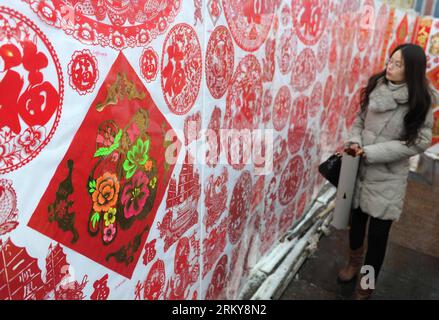 Bildnummer: 59167327 Datum: 03.02.2013 Copyright: imago/Xinhua (130203) -- SHIJIAZHUANG, 3 febbraio 2013 (Xinhua) -- una donna sceglie opere tagliate in carta per celebrare il festival Xiaonian in un mercato a Shijiazhuang, capitale della provincia di Hebei della Cina settentrionale, 3 febbraio 2013, il giorno del festival Xiaonian che cade il 23 o 24 del 12° mese del calendario lunare tradizionale cinese. (Xinhua/Wang Xiao) (mp) CHINA-SHIJIAZHUANG-XIAONIAN FESTIVAL (CN) PUBLICATIONxNOTxINxCHN Kultur chinesisches Neujahr Neujahrsfest Vorbereitungen x0x xmb 2013 quer 59167327 Data 03 02 2013 Copyright Foto Stock