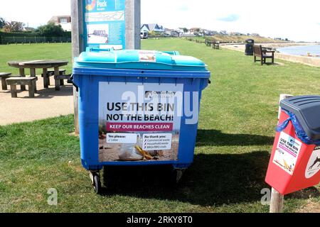 bidoni di spazzatura a hampton-on-sea, villaggio di herne bay, east kent, uk agosto 26 2023 Foto Stock