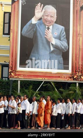 Bildnummer: 59168703 Datum: 04.02.2013 Copyright: imago/Xinhua (130204) -- PHNOM PENH, 4 febbraio 2013 (Xinhua) -- affrettati al luogo del funerale per pagare il loro rispetto al defunto ex-re cambogiano Norodom Sihanouk vicino al Palazzo reale di Phnom Penh, capitale della Cambogia, il 4 febbraio 2013. Decine di migliaia di lutto hanno fatto irruzione nel sito di cremazione del defunto ex-re cambogiano Norodom Sihanouk accanto al Palazzo reale qui lunedì mattina per rendere il loro ultimo rispetto prima della cerimonia di cremazione prevista per lunedì sera. (Xinhua/Sovannara) (lr) CAMBOGIA-PHNOM PENH-SIHANOUK-FUNERAL PUBLICATIONxNOTxINxC Foto Stock